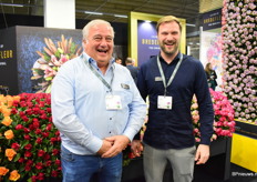 Vader en zoon Gerjan en Rico Telleman van Fresco Flowers. De mannen stonden natuurlijk op de beurs voor hun kwekers uit Kenia waarvoor zij de bloemen uitpakken, verwerken en klaarmaken voor de klok.